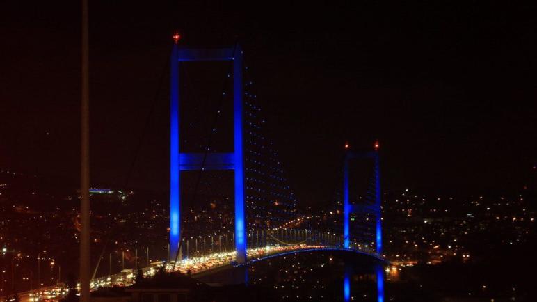 مدن تركية أضاءت أهم معالمها باللون الأزرق في اليوم العالمي لمرض التوحد