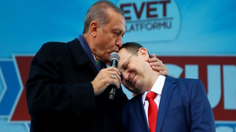 أردوغان يقبل رأس جريح تصدى لدبابات الانقلابيين