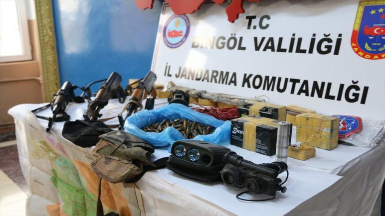 الأمن التركي يضبط أسلحة وذخائر لـ”بي كا كا” شرقي البلاد