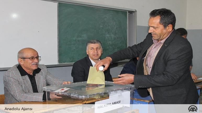 عاجل: بدء الإستفتاء الشعبي والأتراك يتوجهون إلى صناديق الإقتراع