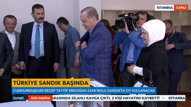 عاجل: الرئيس رجب طيب أردوغان يدلي بصوته وعقيلته في مدينة إسطنبول