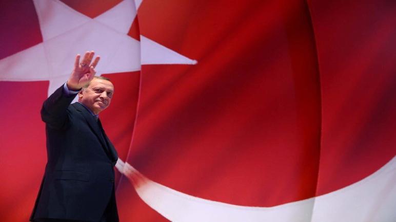 عاجل: أردوغان يهنّئ حملة “نعم” بفوزهم في الاستفتاء