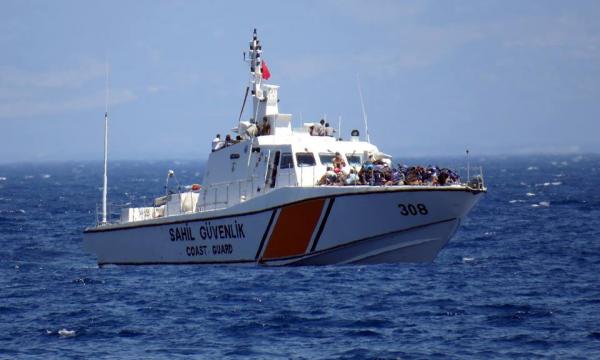 خفر السواحل التركي يهرع بعد تلقيهم نداء استغاثة وانقاذ 84 مهاجراً