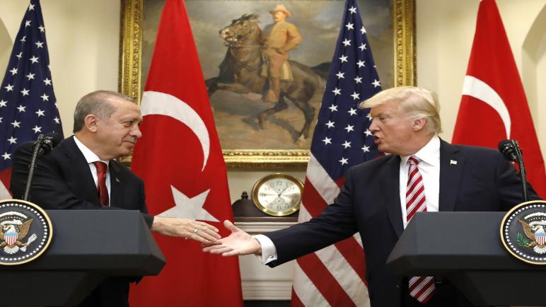 شاهد: كيف تحكم أردوغان بيده أثناء مصافحة ترامب الشهيرة له