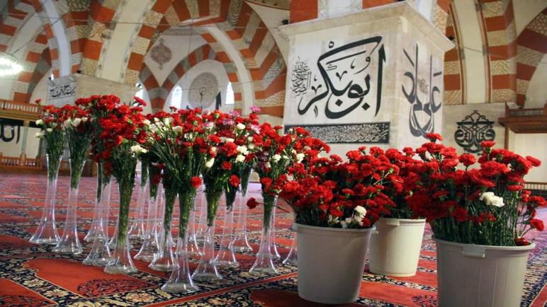 أتراك يحيون تقليداً عثمانياً بتزيين “الجامع القديم” بأزهار القرنفل