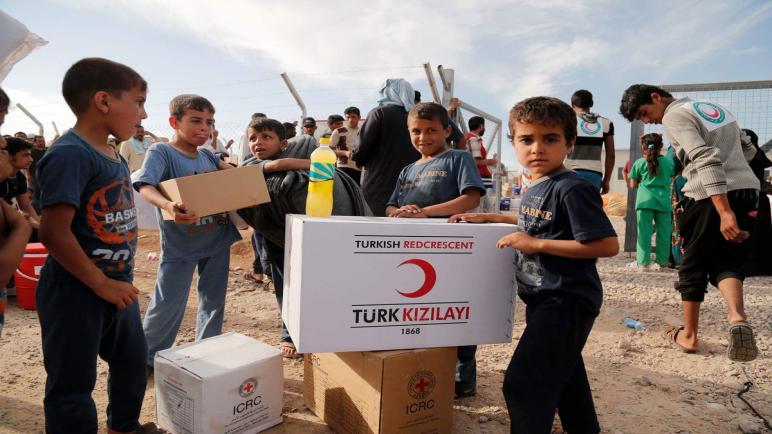 الهلال الأحمر التركي يوزع مساعدات إنسانية عاجلة لـ 200 عائلة من نازحي الموصل