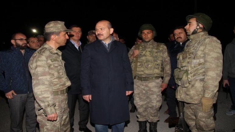 بالصور: وزير الداخلية التركي يتناول السحور مع جنود الدرك