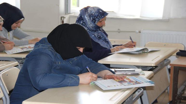 مركز تركي يقدم دروس مجانية لتعليم اللغة التركية للعائلات السورية