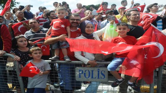 بحضور والي إسطنبول وقائد الجيش الأول .. عرض عسكري في شارع وطن في إسطنبول