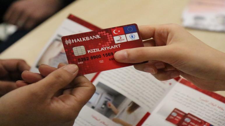 خبر سار للسوريين في تركيا وآخر غير سار … تغييرات على برنامج بطاقات الهلال الأحمر التركي