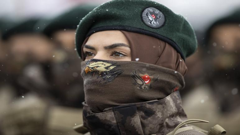 تخريج 500 سيدة من قوات الشرطة الخاصة من بينهن محجبات ولأول مرة في تركيا