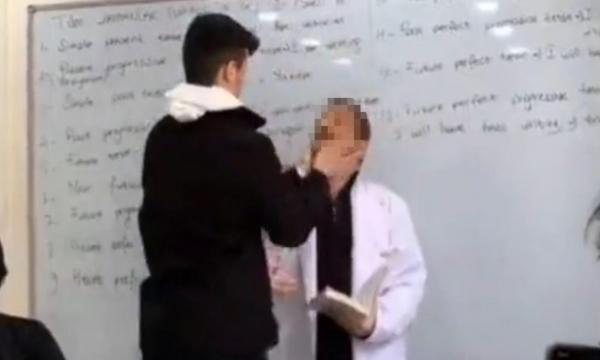 شاب يرقص أمام معلمه بطريقة مستـ.ـ فزة داخل إحدى المدارس التركية (فيديو)