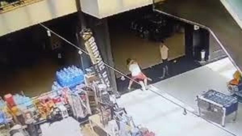 من الجدال إلى اللكمات… شجار بين أصحاب محال في مركز تجاري بإسطنبول (فيديو)