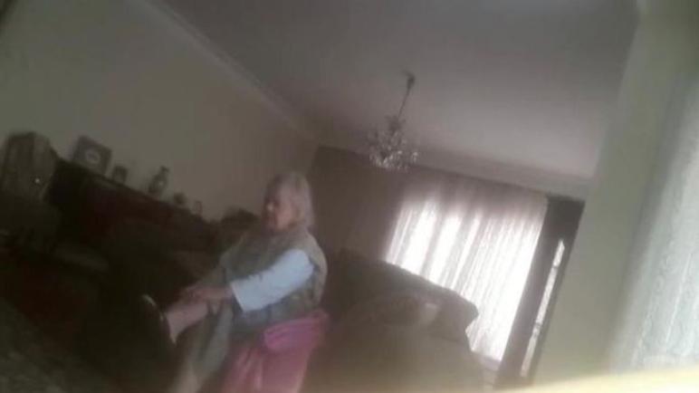 اعتداء لفظي وجسدي على سيدة تركية مسنة (فيديو)