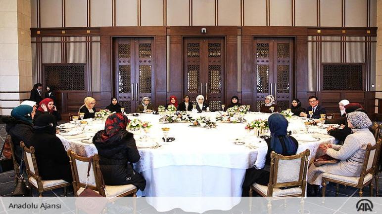 ..السيدة الأولى ‏أمينة #أردوغان تستقبل مجموعة من النساء السوريات في القصر الرئاسي في #أنقرة