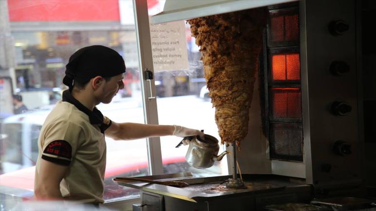 مطعم سوري يقدم وجبات مجانية للمحتاجين في اسطنبول