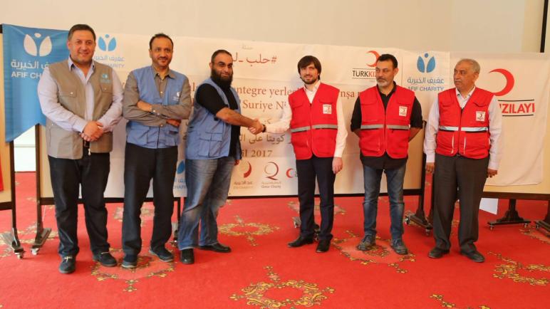 الهلال الأحمر التركي وجمعية قطرية ينشآن ألف منزل للنازحين في ريف إدلب السورية