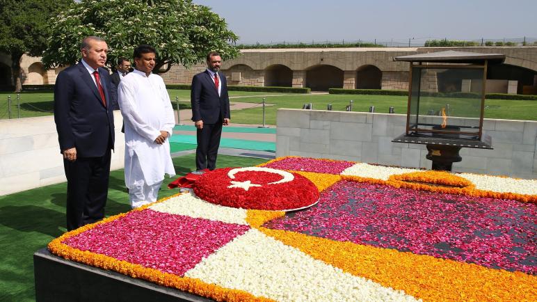 الرئيس أردوغان يزور ضريح المهاتما غاندي في نيودلهي