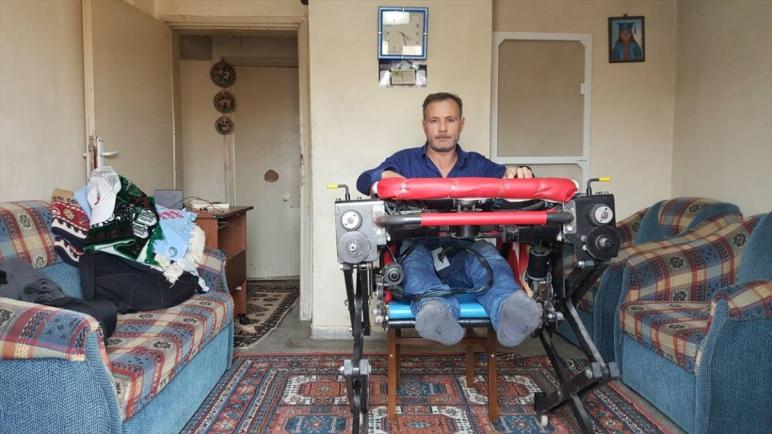 مواطن تركي يبتكر “كرسياً الكترونياً” لنقل المقعدين والمعاقين
