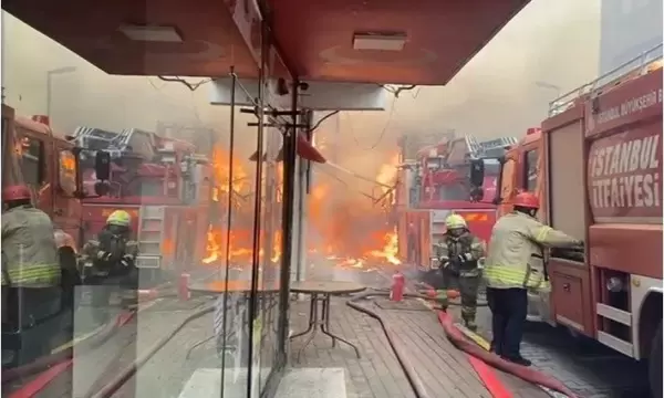 بالفيديو.. اندلاع حريق كبير في محل كباب يسفر إلى تضرر 5 مباني في ولاية إسطنبول