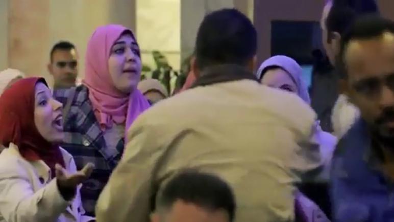 ردود فعل صادمة .. شاهد كيف تعامل المصريون و اللبنانيون و الألمان أثناء طرد عائلة سورية من مطعم ! ( فيديو )