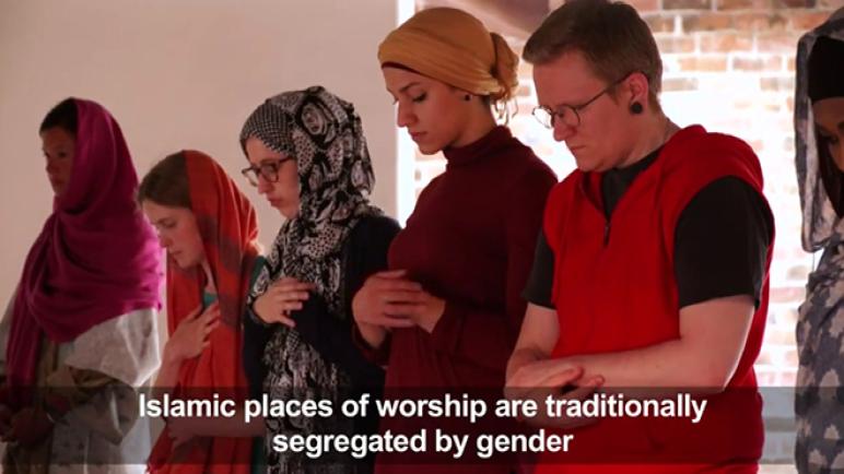 مسجد مختلط في أميركا يثير الجدل حيث تصلي فيه النساء بجانب الرجال و تؤمهم إمرأة !