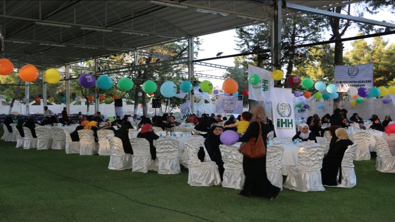 هيئة الإغاثة الإنسانية التركية تنظم حفل إفطار جماعي ل250 أسرة سورية