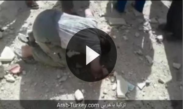 مواطن سوري ينتظر اطفاله (فيديو)