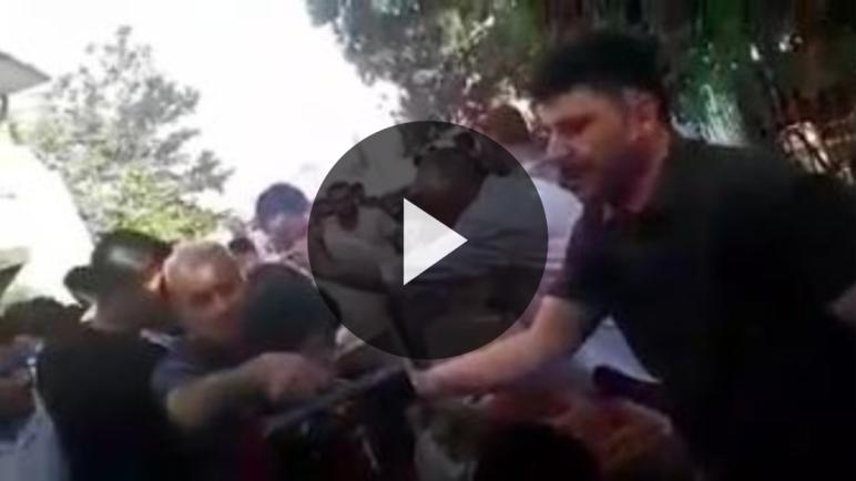 أنقرة: سوريون يوزعون الحلوى على المصلين الاتراك والسوريين (فيديو)