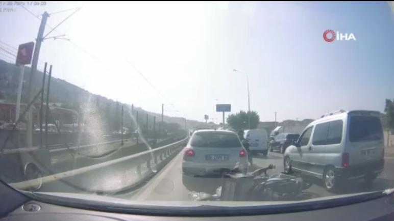 هروب محفوف بالمخاطر ينتهي بكارثة.. اصطدام دراجتين ناريتين وسط زحام مروري في بورصة (فيديو)