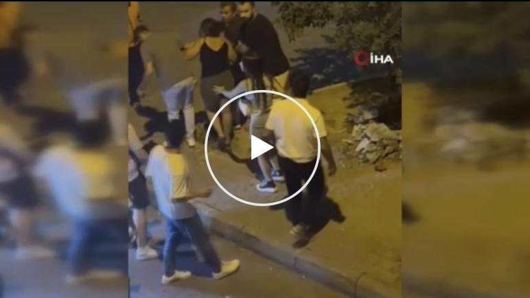 شجارات عنيفة في شوارع إزمير… اللكمات والركلات تتصدر المشهد (فيديو)