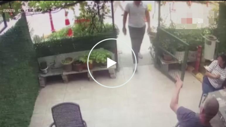 خلاف على ركن السيارة يتحوّل إلى اعتداء عنيف في إسطنبول! (فيديو)