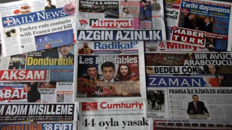 اللونين الأسود والأحمر يغطيان الصحف التركية