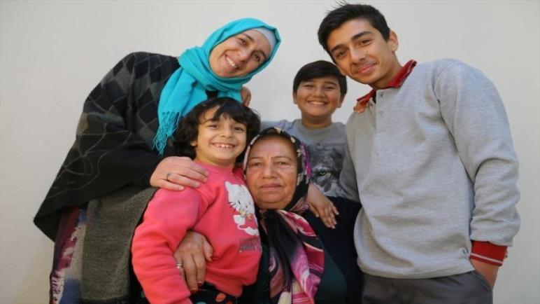 إمرأة تركية تتبنى عائلة سورية