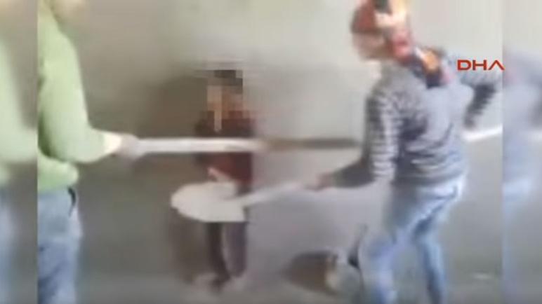 عمال سوريون يرعبون طفلاً تركياً في شانلي أورفا والشارع التركي يغلي