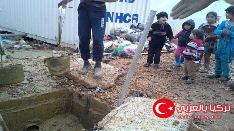 عوائل مخيم اكدا السوري على الحدود التركية يناشدون الضمير الإنساني