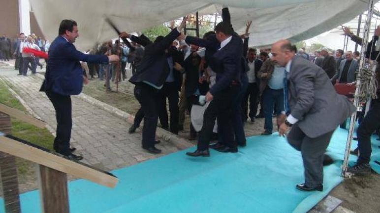 بالفيديو.. نجاة رئيس الشؤون الدينية التركي من الموت نتيجة انهيار منصة