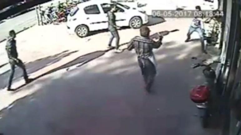 شاهد بالفيديو .. 3 شبان يقتلون ابن رب عملهم التركي خلال شجار
