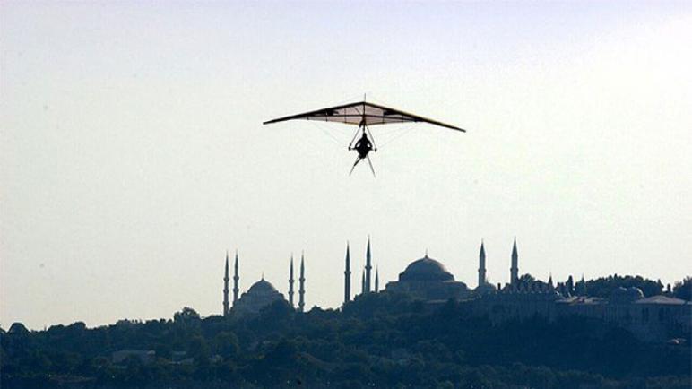 مغامر تركي يعتزم القفز باسلوب قديم وفريد بين شطري إسطنبول مرورا فوق البوسفور