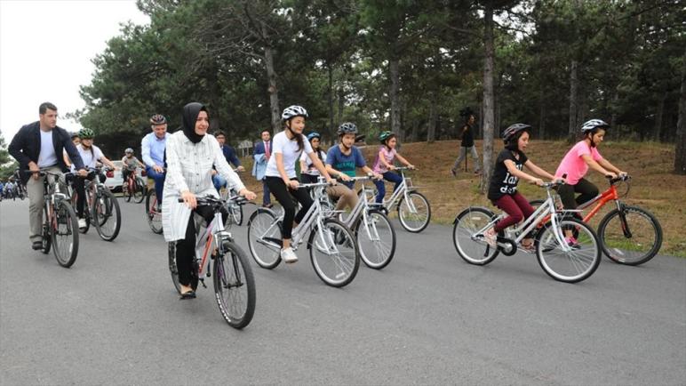 شاهد بالصور.. وزيرة تركية تقود دراجة هوائية مع يتامى سوريين