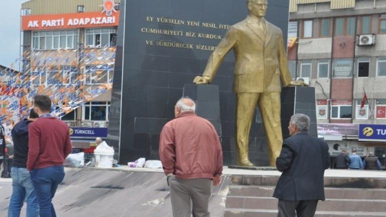 بالفيديو… محاولة تحطيم تمثال أتاتورك في سكاريا والسلطات تقول أنه تركي وليس سوري