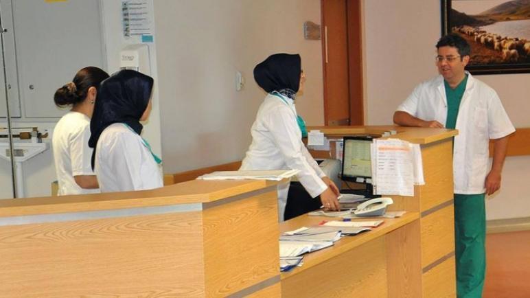 الحكومة التركية تطلق دورات تدريب للأطباء والممرضين السوريين تمهيداً لتوظيفهم