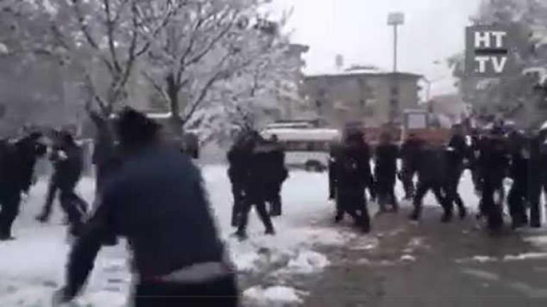 شاهد بالفيديو حرب حقيقية من نوع مختلف بين الشرطة التركية والمواطنين