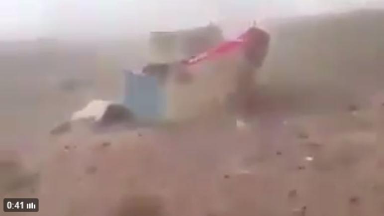 عواصف رملية تقتلع خيام السوريون العالقين بين المغرب والجزائر