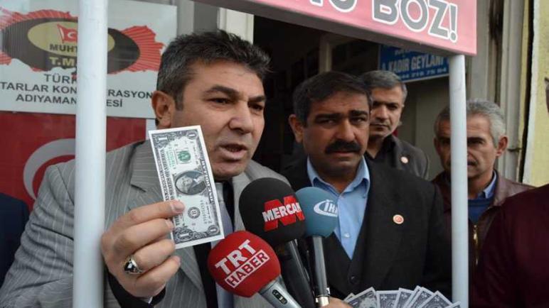 شاهد بالصور: مواطنون ومسؤولين أتراك يحرقون الدولارات أنتقاماً لليرة التركية