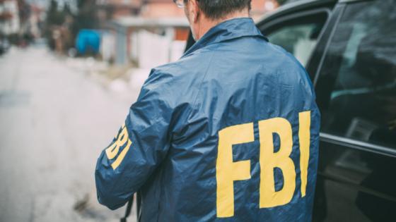 عنصر من مكتب التحقيقات الفيدرالي الأميركي FBI