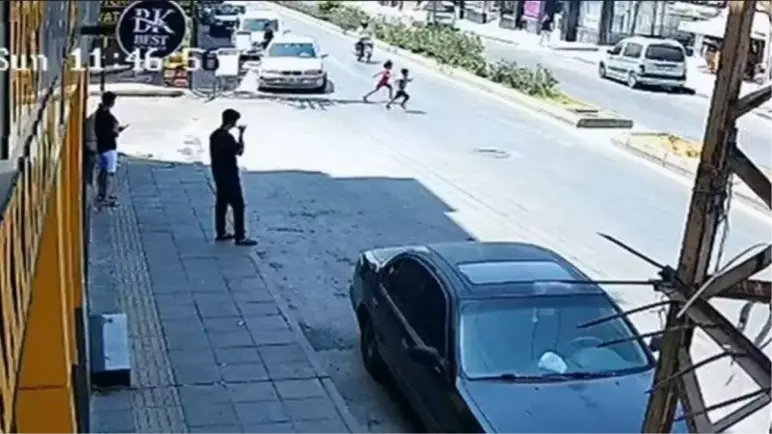 بالفيديو.. وفاة طفلة سورية وإصابة شقيقها وسائق دراجة نارية بحادث مروع في مرسين