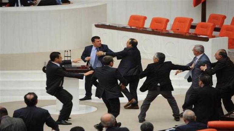 عراك بالأيدي داخل البرلمان التركي خلال التصويت على التعديل الدستوري