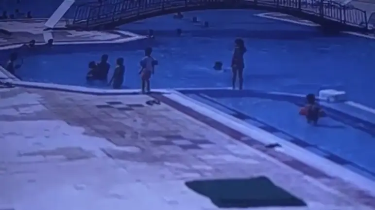 بالفيديو.. منقذ شجاع ينقذ طفلاً عمره 3 سنوات من الغرق في مسبح عام بماردين (شاهد)