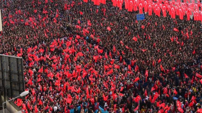 وزير الداخلية التركي يبدي دهشته الكبيرة من الحشود التي توافدت لحضور كلمة #أردوغان